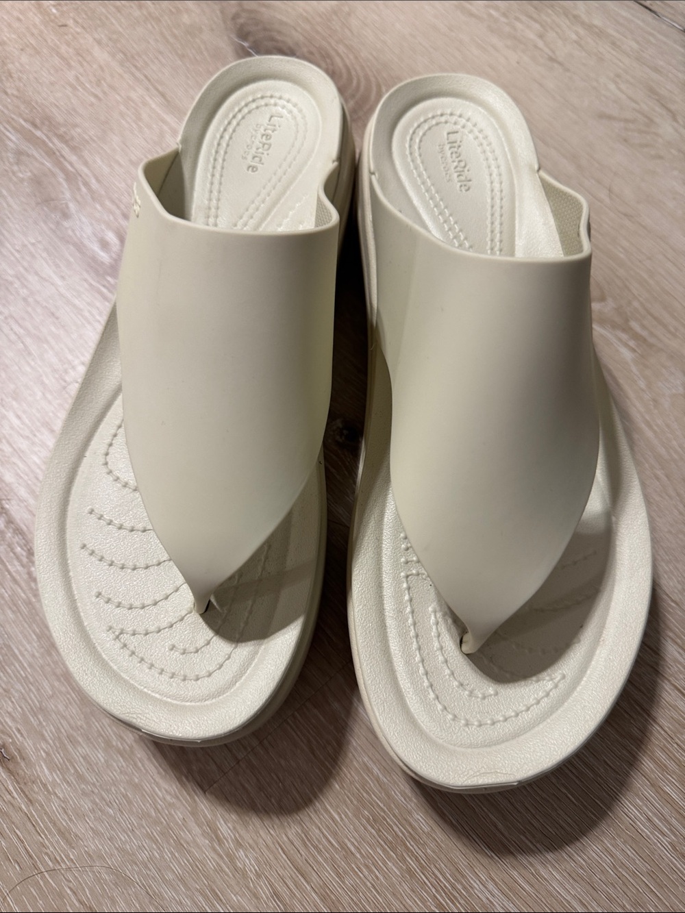 Croc Lite Ride Women's Cream Thong Sandal size 11